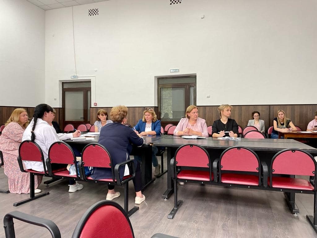 Неделя началась со встречи главы города с директорами шарьинских школ