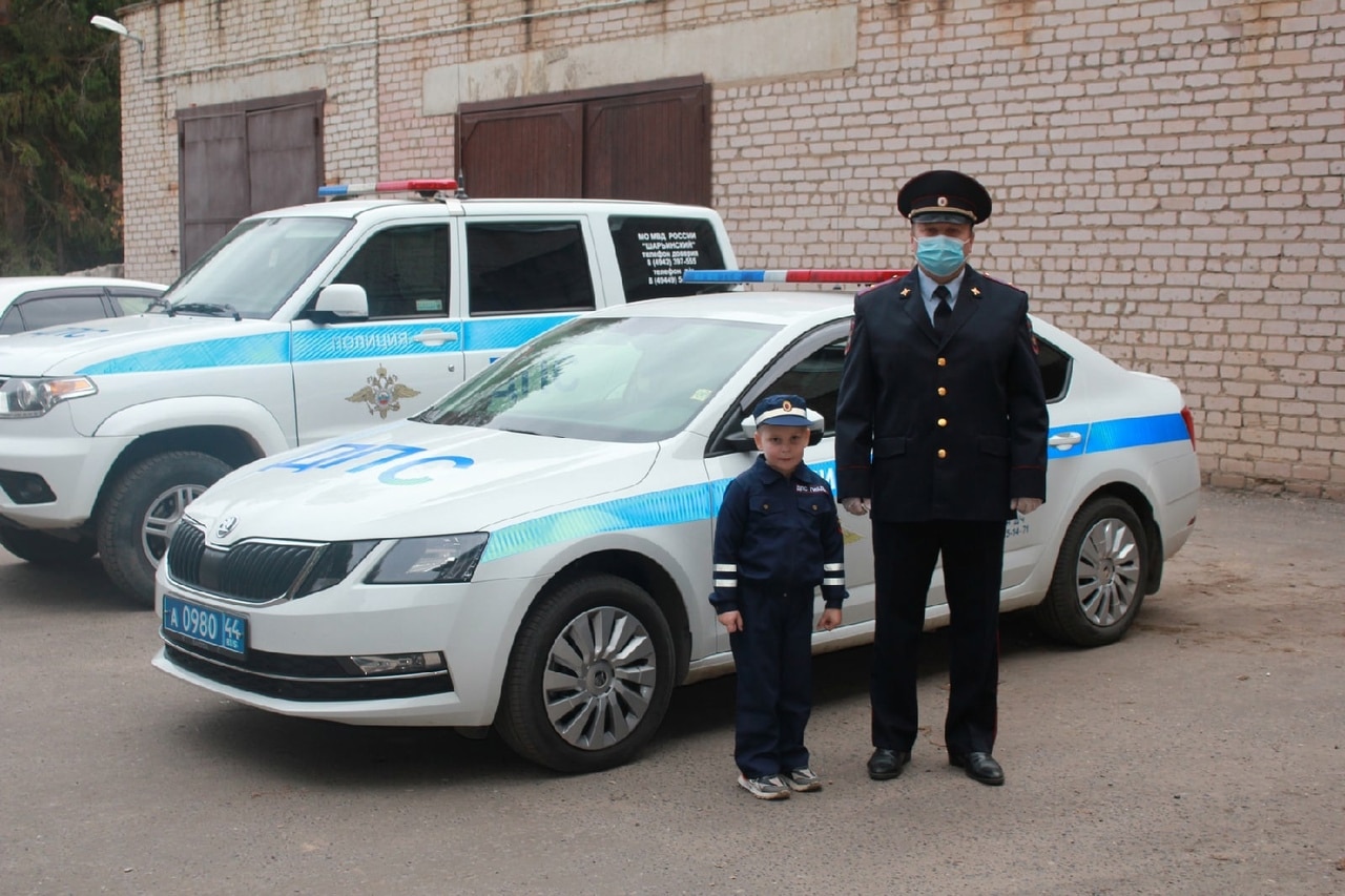 Праздничный патруль поздравил мам шарьинских дошколят