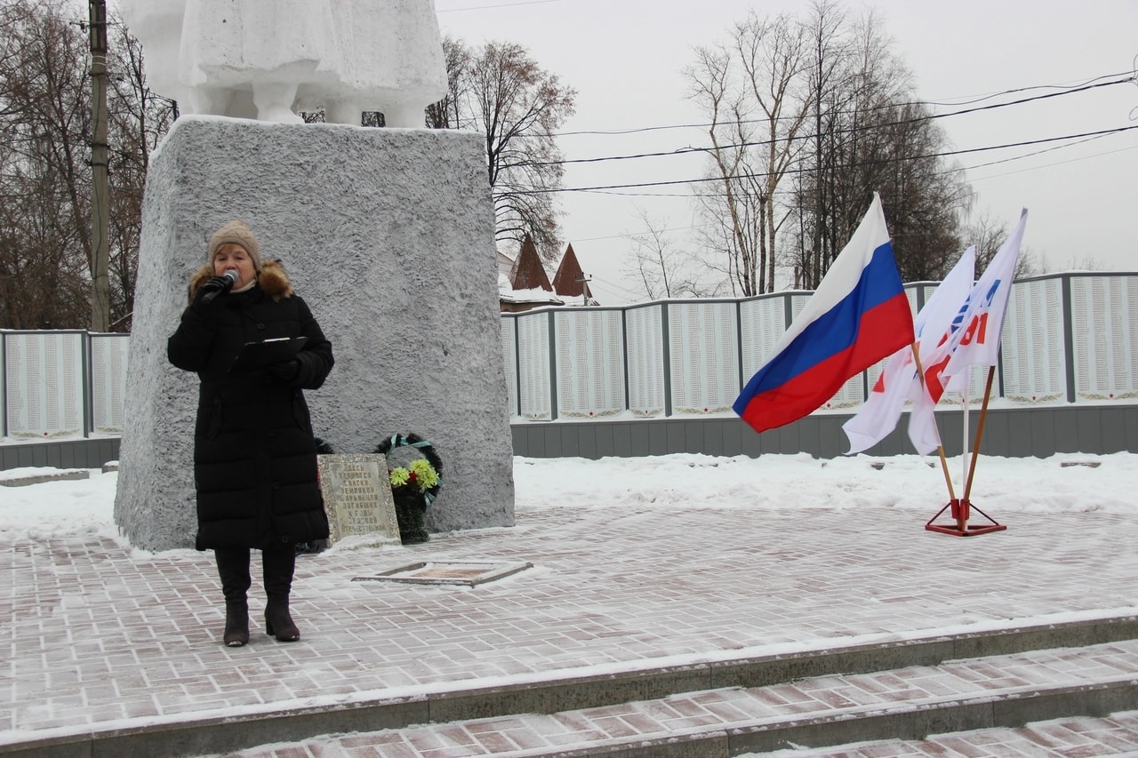 У мемориального комплекса сегодня собрались шарьинцы, чтущие живущих и павших героев страны