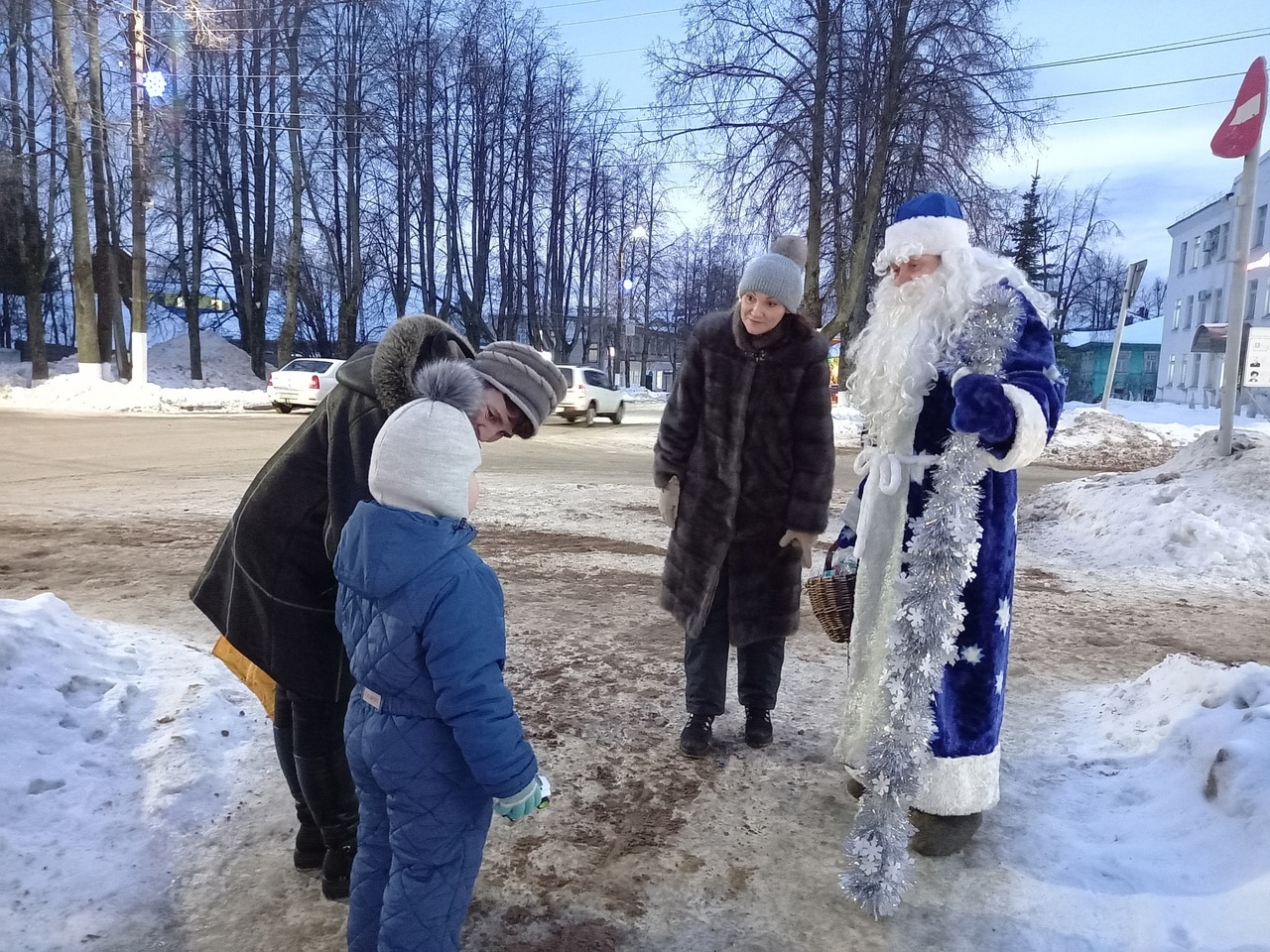 Шарьинская Госавтоинспекция раздает цитрусы для создания праздничной атмосферы