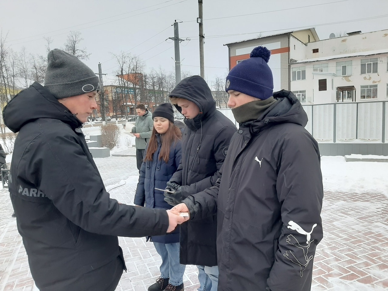 У мемориального комплекса сегодня собрались шарьинцы, чтущие живущих и павших героев страны