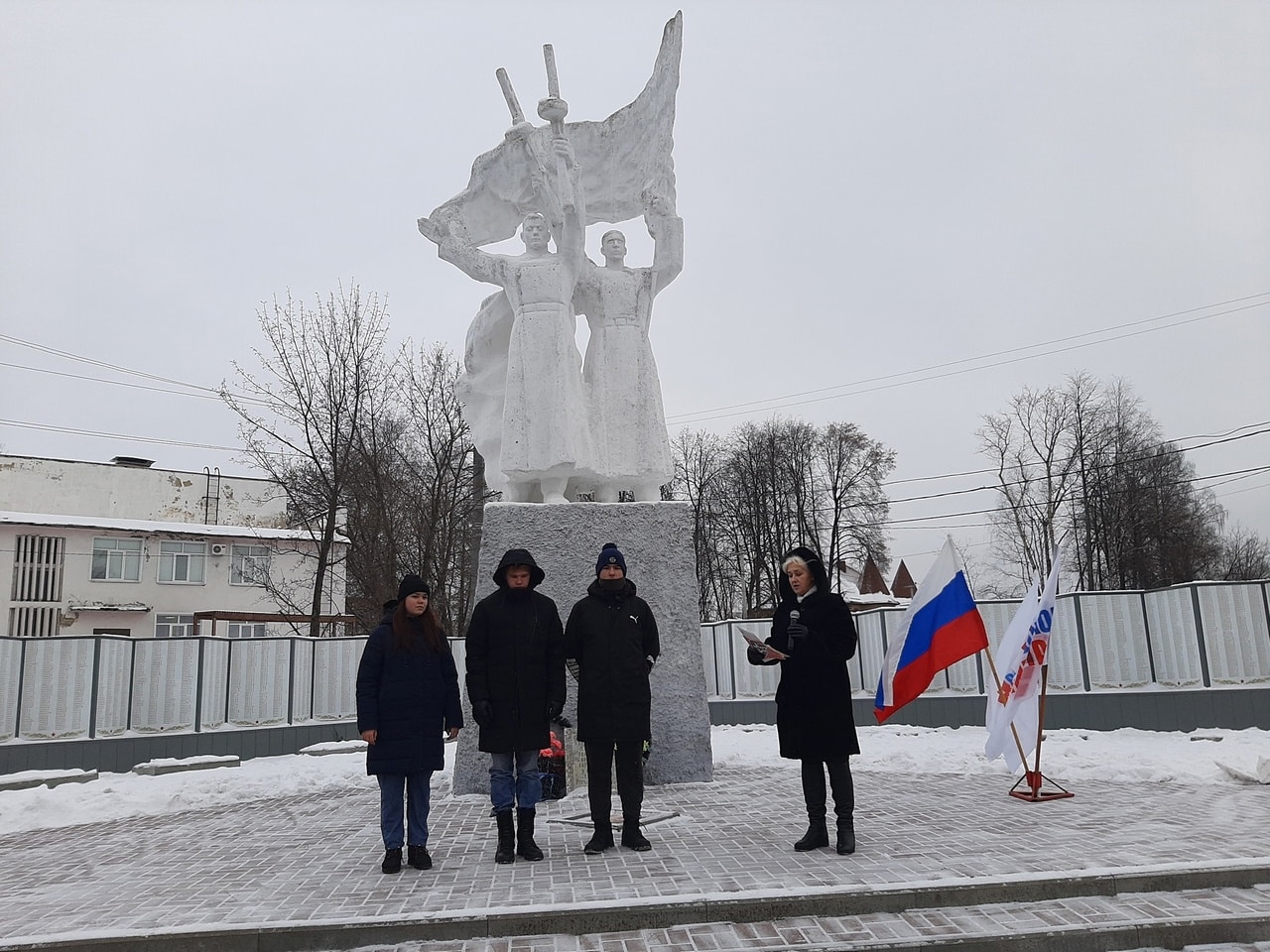 У мемориального комплекса сегодня собрались шарьинцы, чтущие живущих и павших героев страны