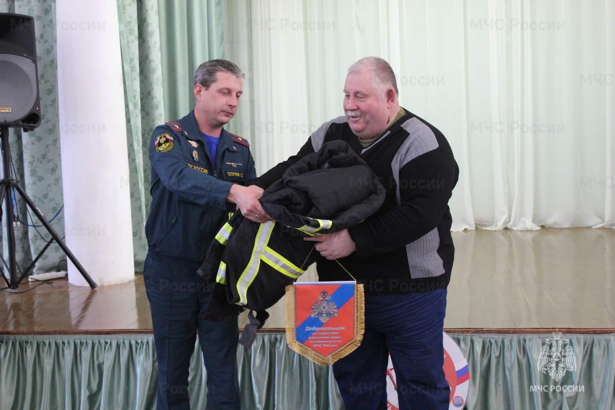 Добровольцы Шарьинского района, помогающие при тушении огня, получили награды за свой труд