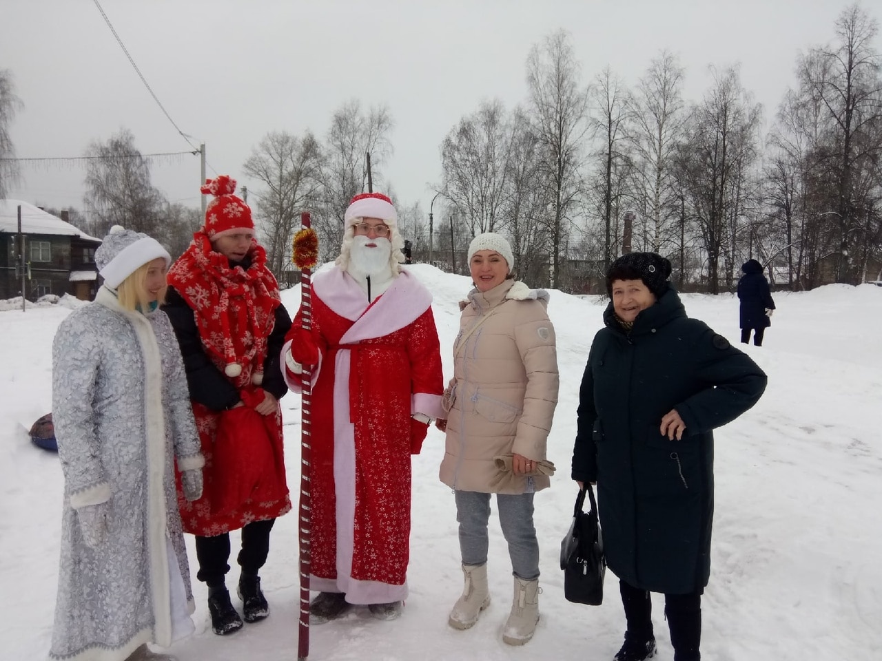 Сказочные герои подняли новогоднее настроение жителям Шарьи