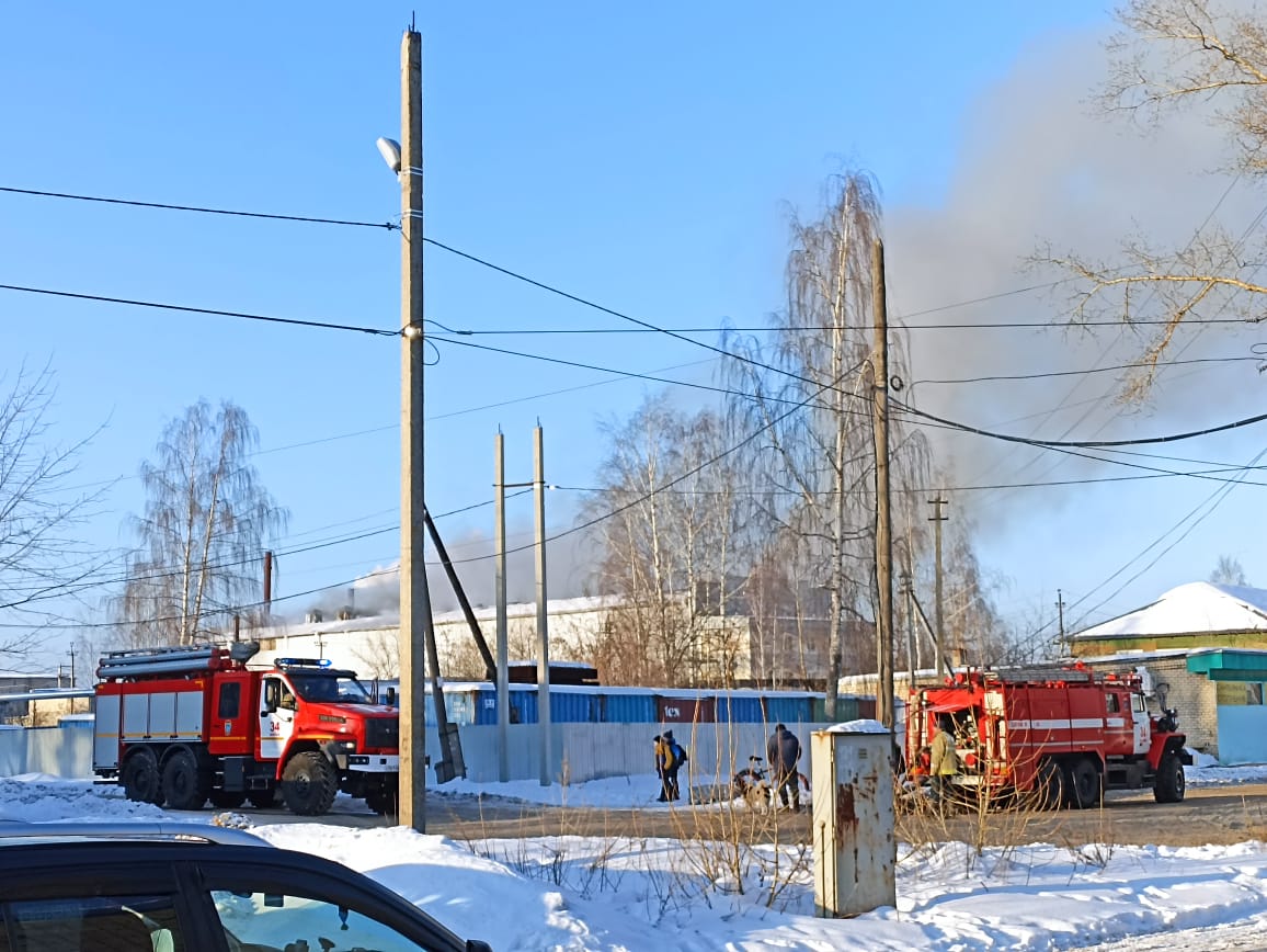 Весь день в Шарье тушат деревоперерабатывающий завод