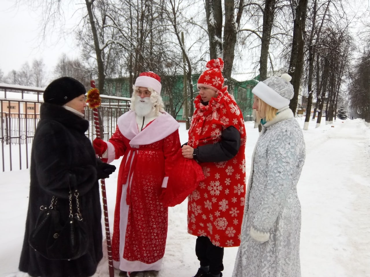 Сказочные герои подняли новогоднее настроение жителям Шарьи