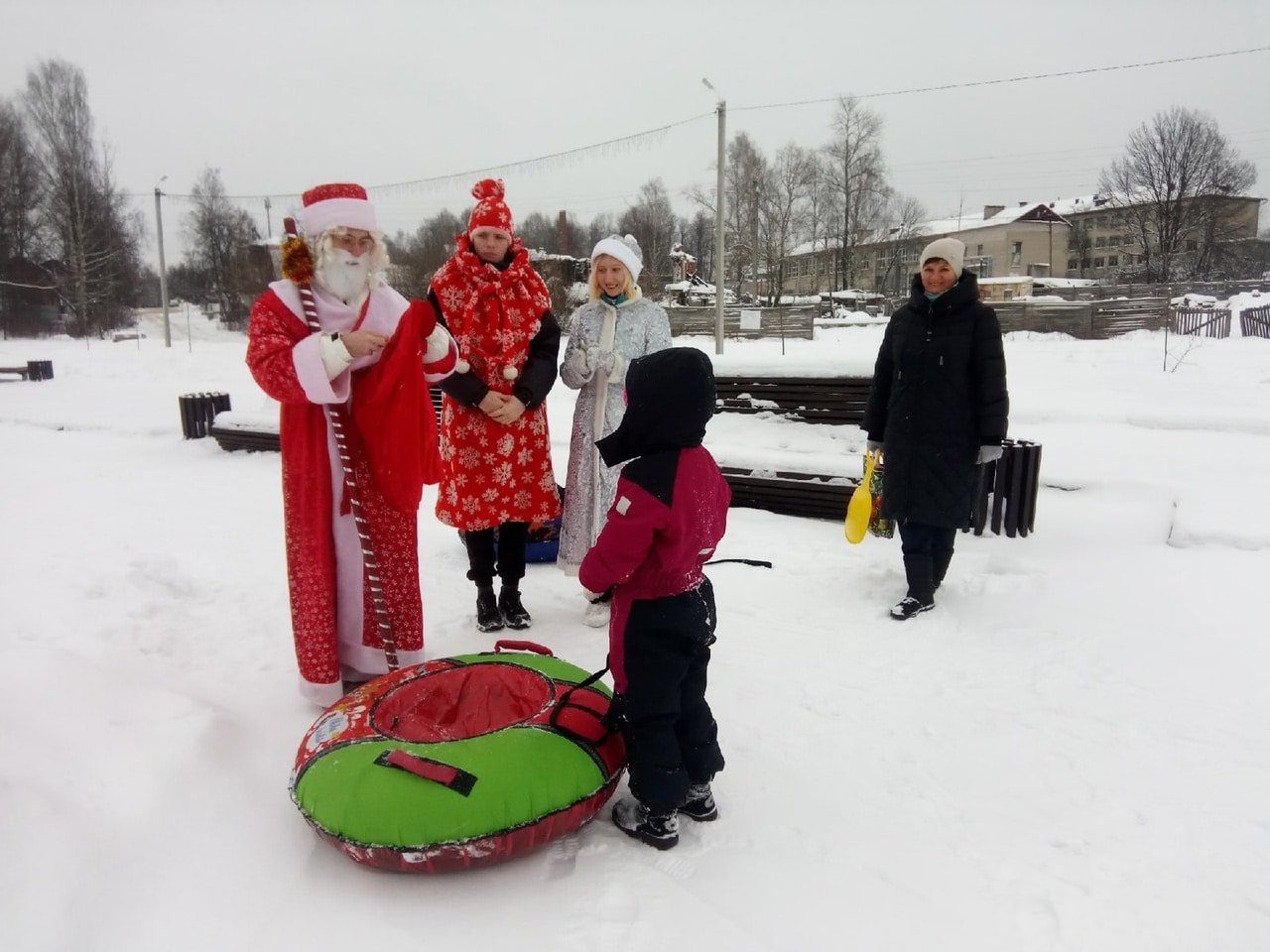 Сказочные герои подняли новогоднее настроение жителям Шарьи