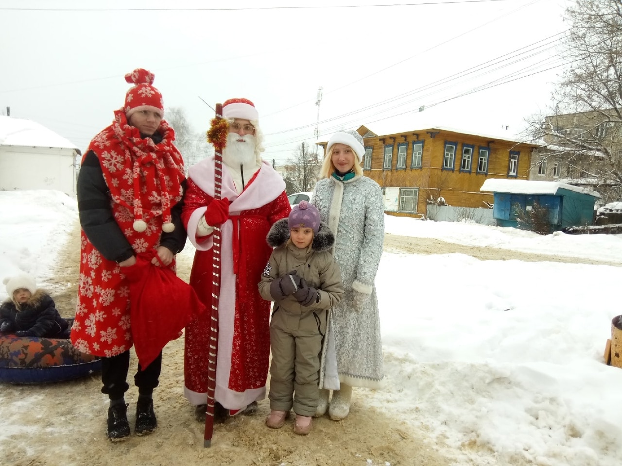 Сказочные герои подняли новогоднее настроение жителям Шарьи