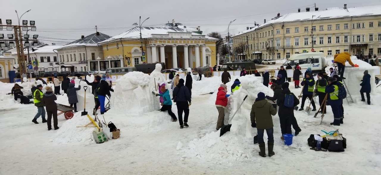 Сотрудники детской художественной школы Шарьи сооружают снегофигуры