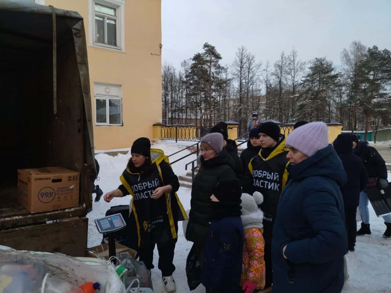 Шарьинские школьники соревнуются в сборе мусора