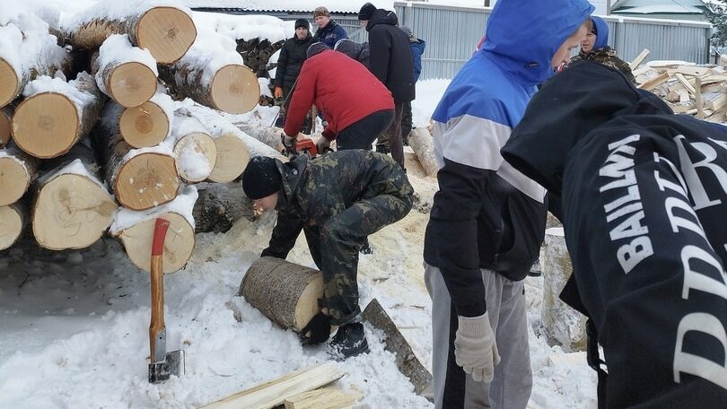 Будущие автомеханики из Шарьи взялись за пилы и топоры