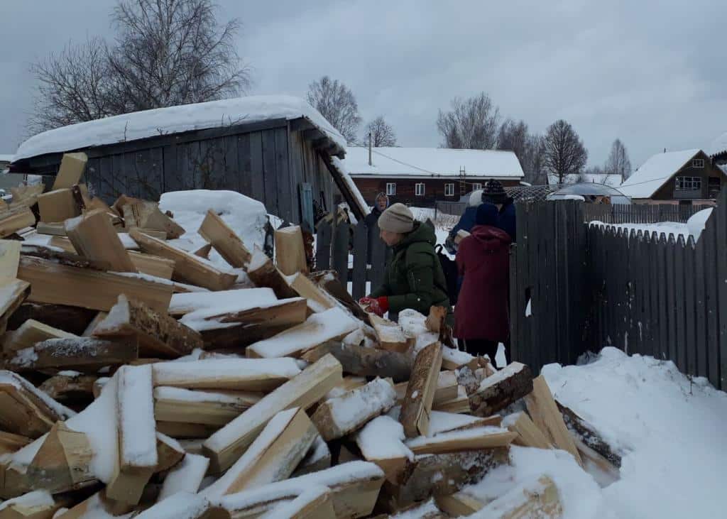 Жители Шарьинского района помогают землякам