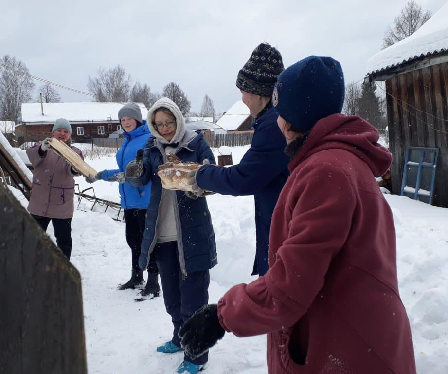 Жители Шарьинского района помогают землякам