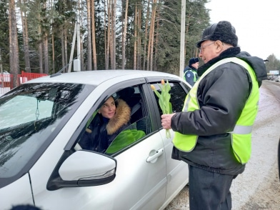 Шарьинские госавтоинспекторы поздравили местных автоледи