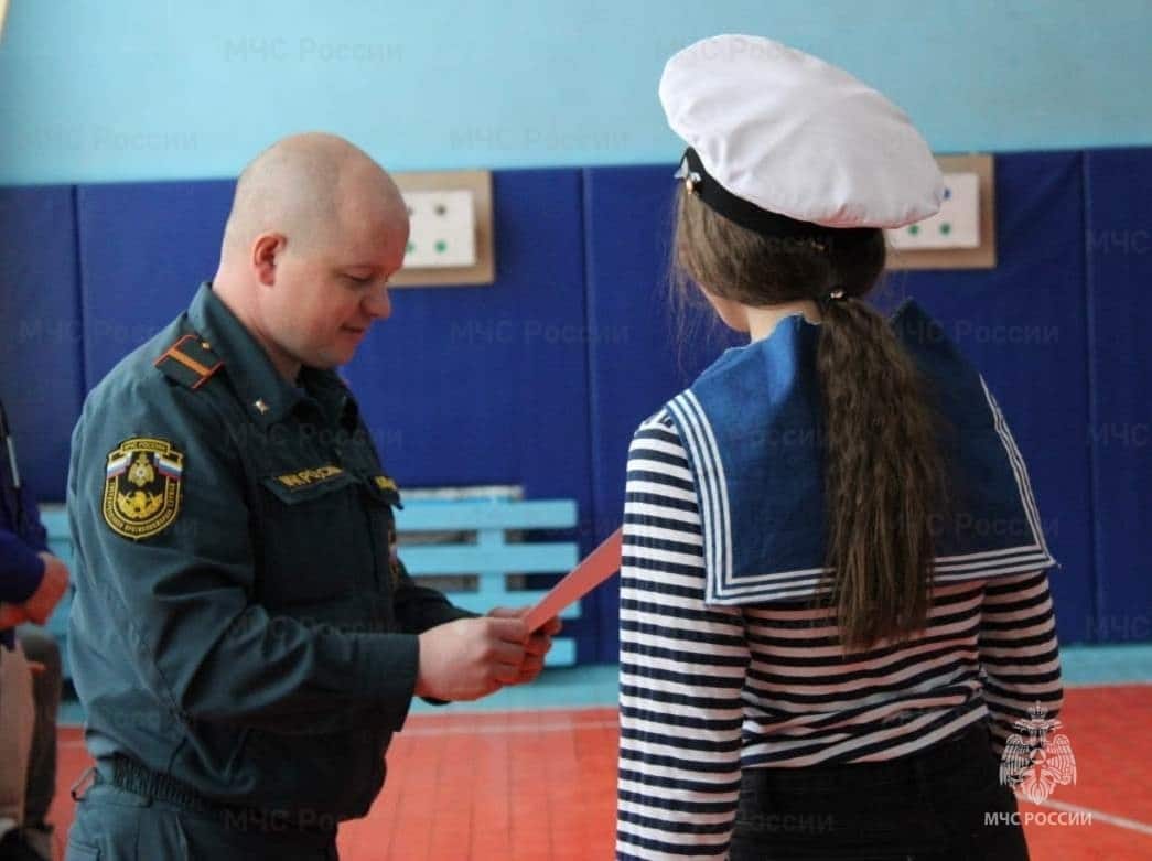 Учащиеся Шарьинского района состязались в строевой выправке