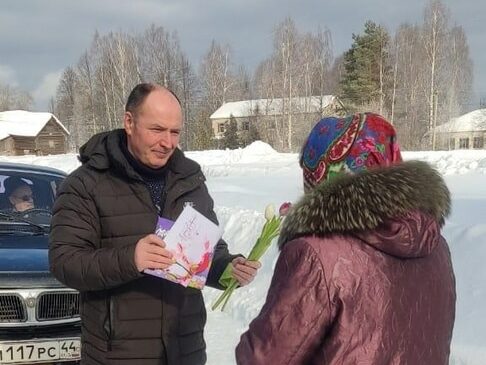 Супруги и матери шарьинских призывников в зону СВО получили цветы