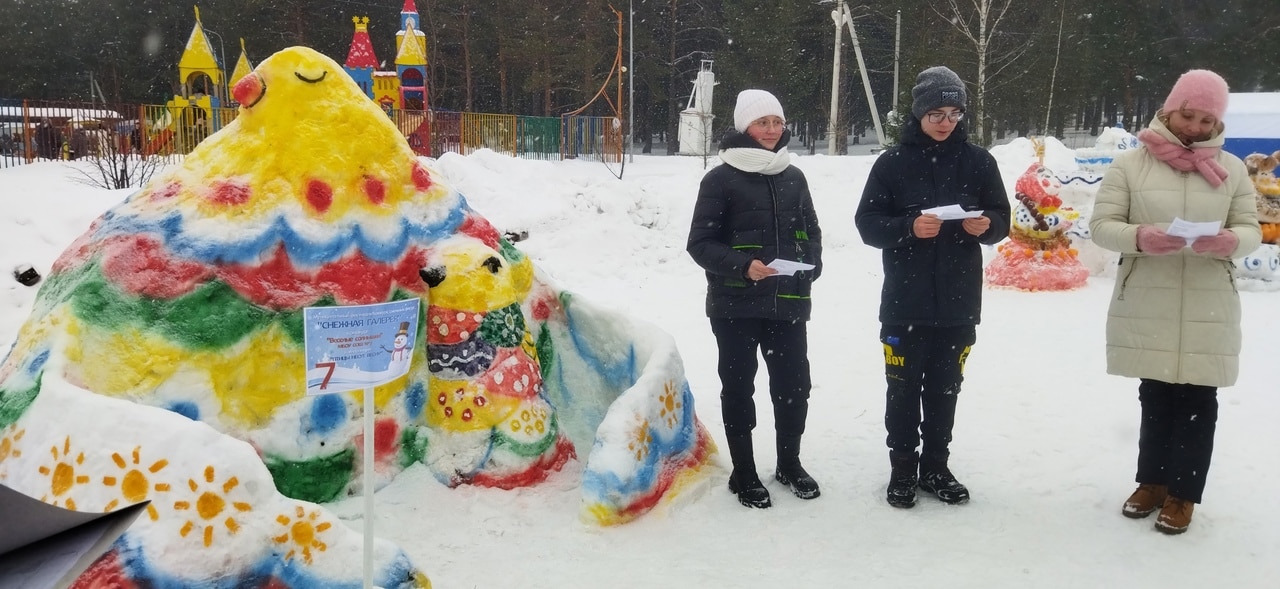 Городской парк Шарьи украшают скульптуры из снега