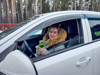 Шарьинские госавтоинспекторы поздравили местных автоледи