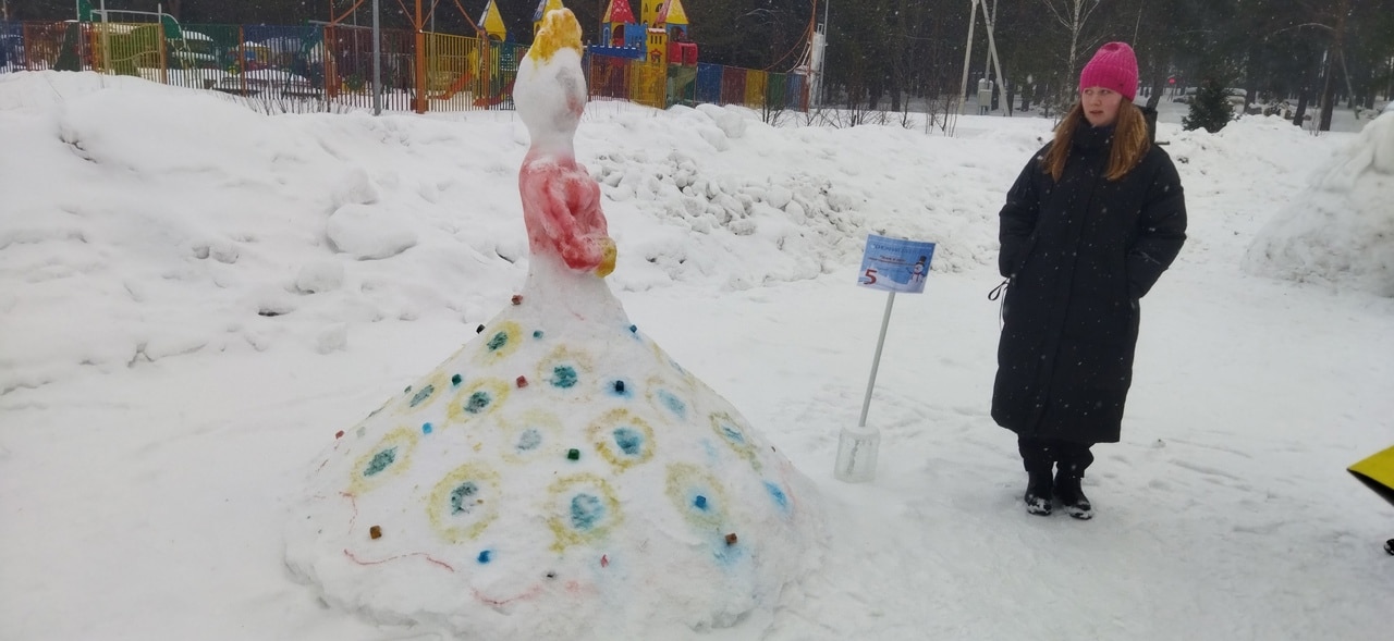 Городской парк Шарьи украшают скульптуры из снега