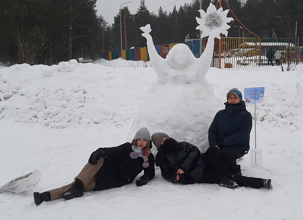 Городской парк Шарьи украшают скульптуры из снега