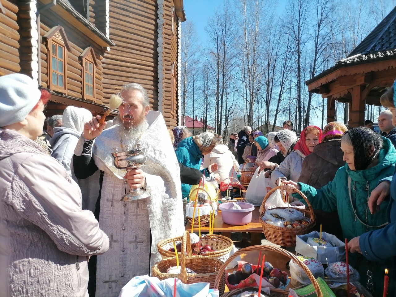 Шарьинцы массово освящают пасхальную трапезу