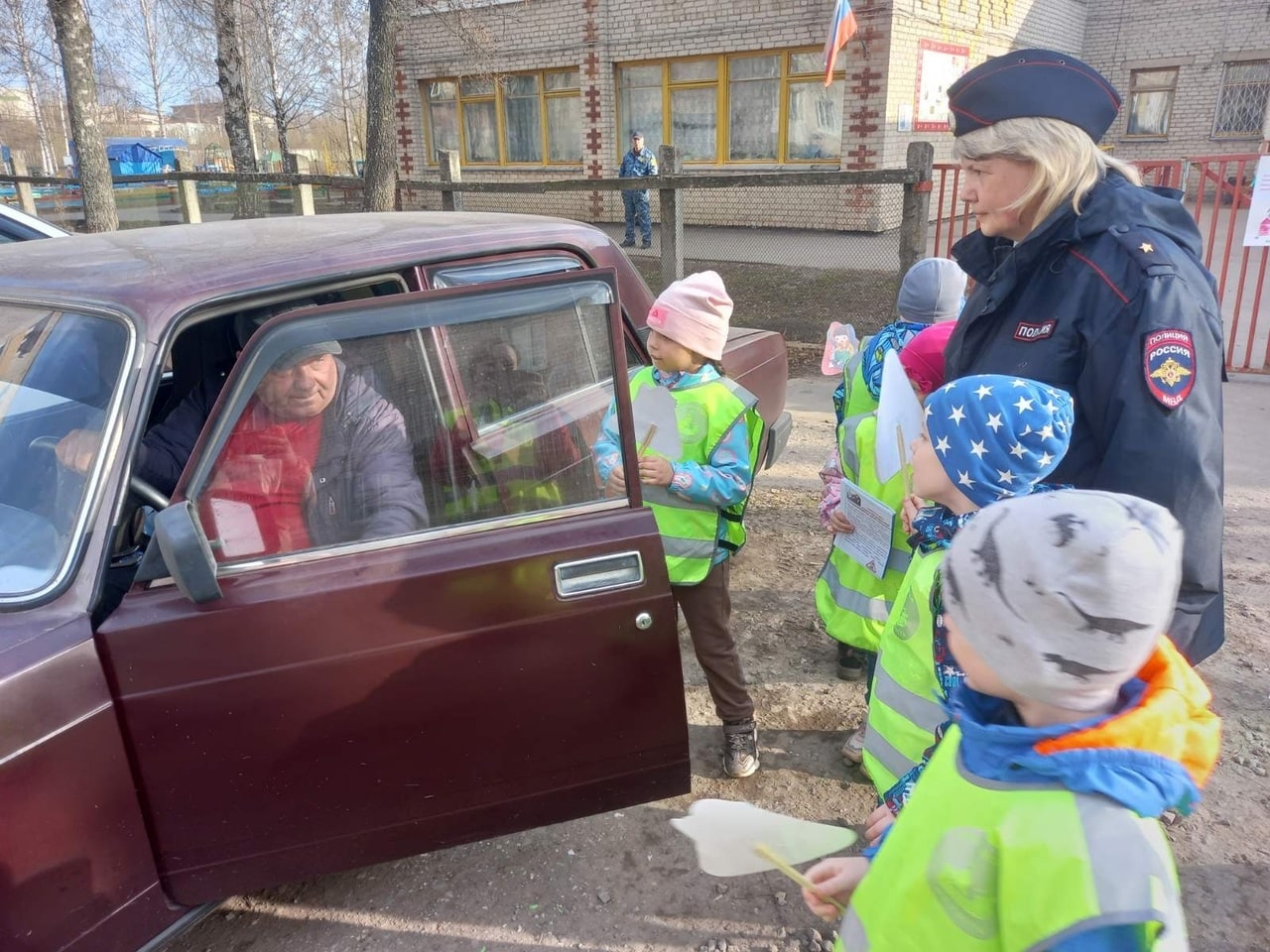 Шарьинские родители оставили подписи под автодорожным плакатом детсада