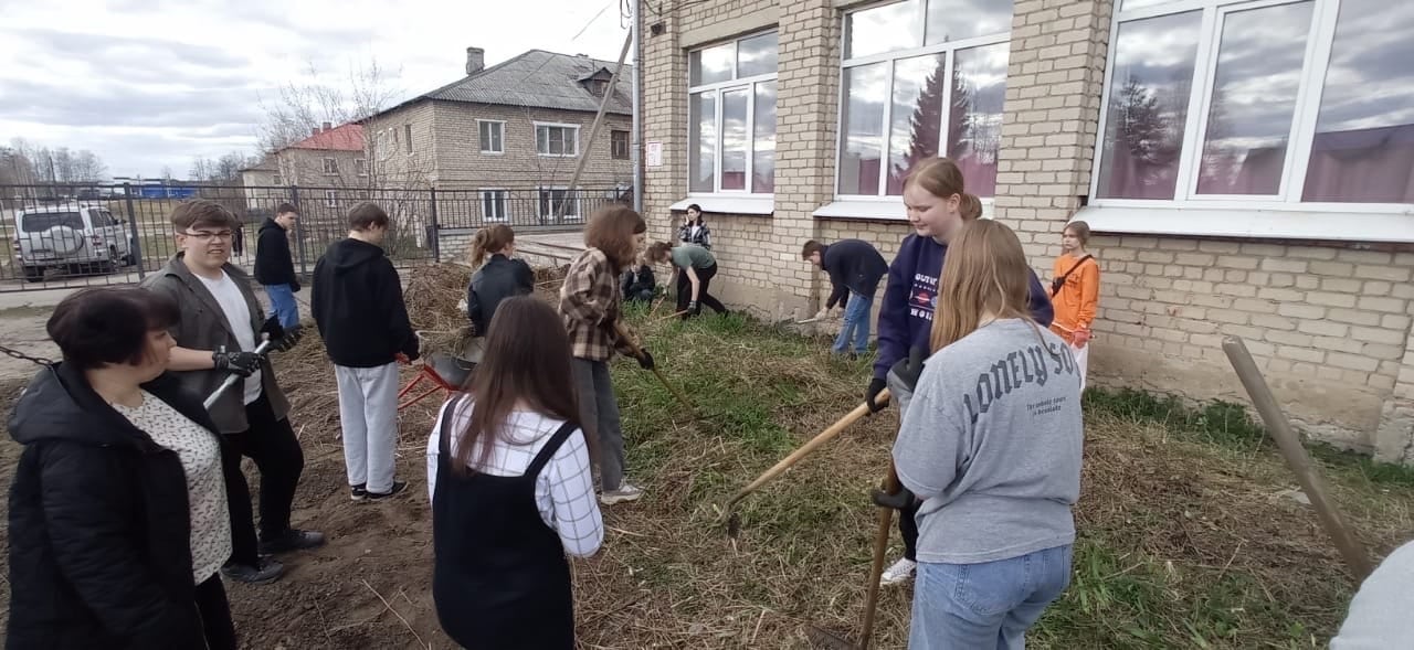 Юные шарьинцы стали первыми участниками Всероссийского субботника