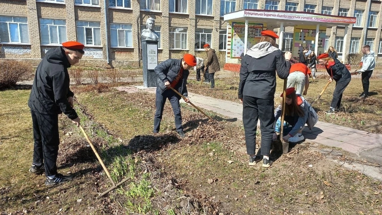 Юные шарьинцы стали первыми участниками Всероссийского субботника