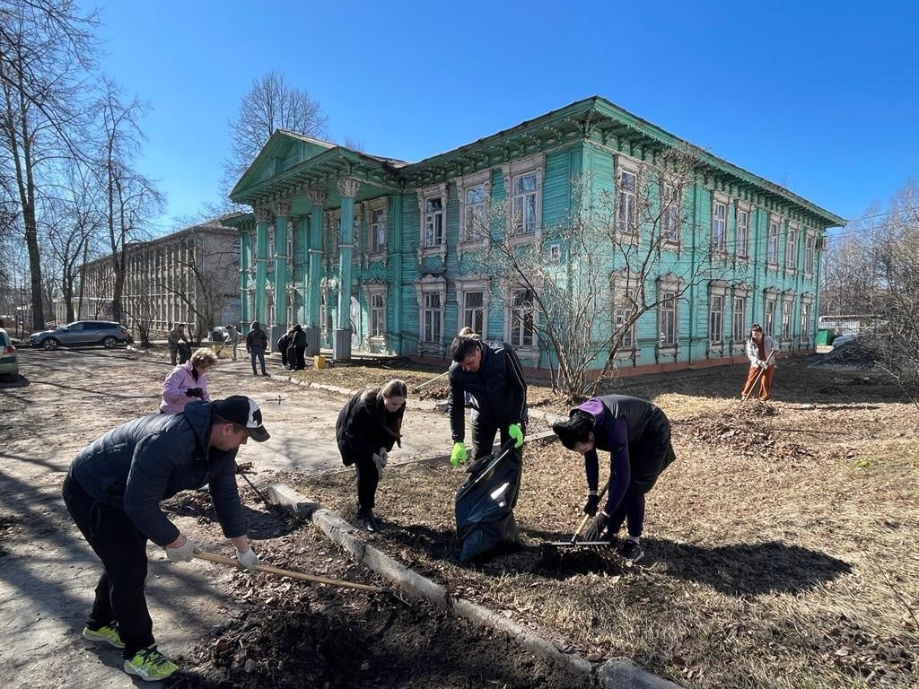 В Шарье прошли первые субботники