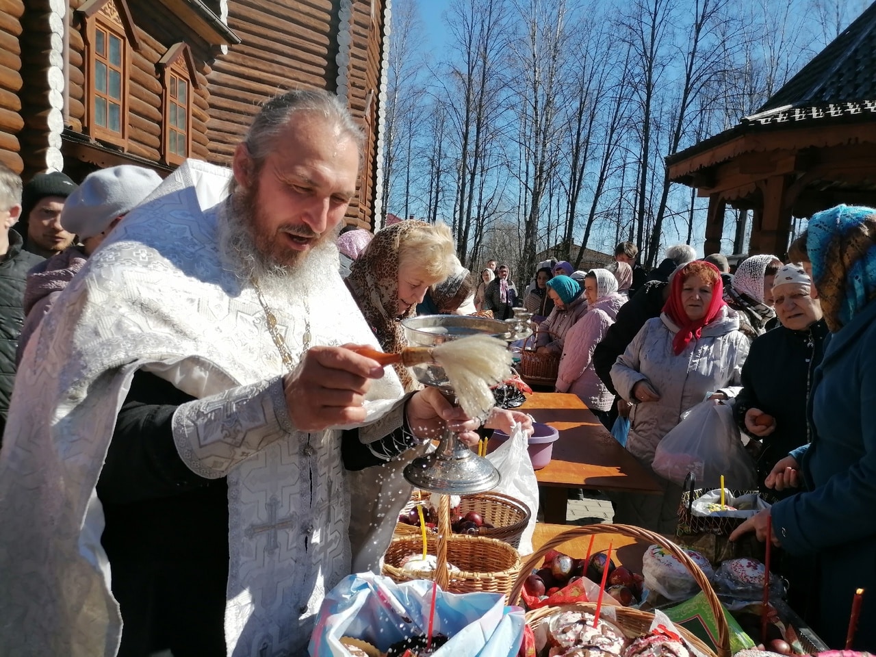 Шарьинцы массово освящают пасхальную трапезу