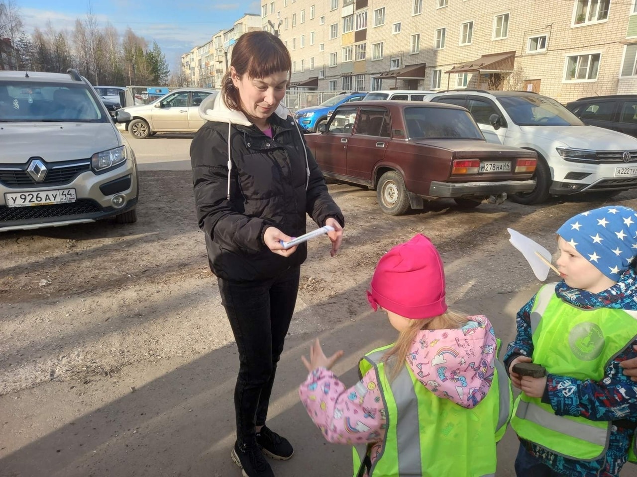 Шарьинские родители оставили подписи под автодорожным плакатом детсада