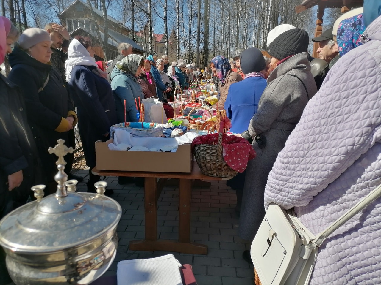 Шарьинцы массово освящают пасхальную трапезу