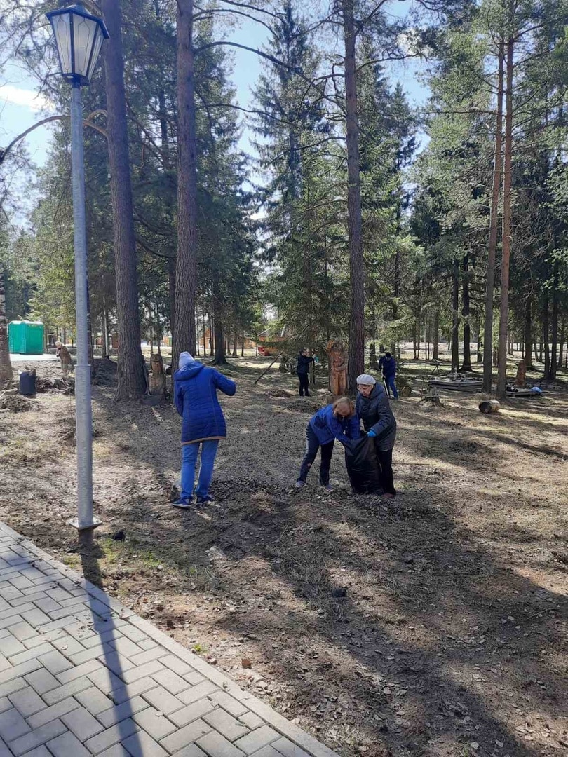 Шарьинцы дружно вышли на субботник в Городской парк