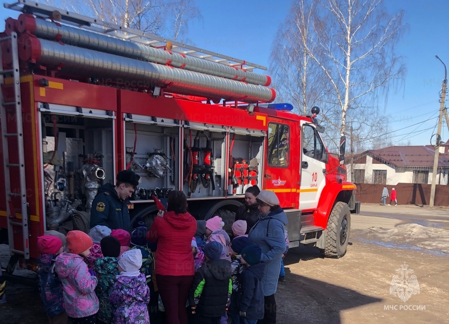 Юные шарьинцы познакомились с сотрудниками пожарной службы