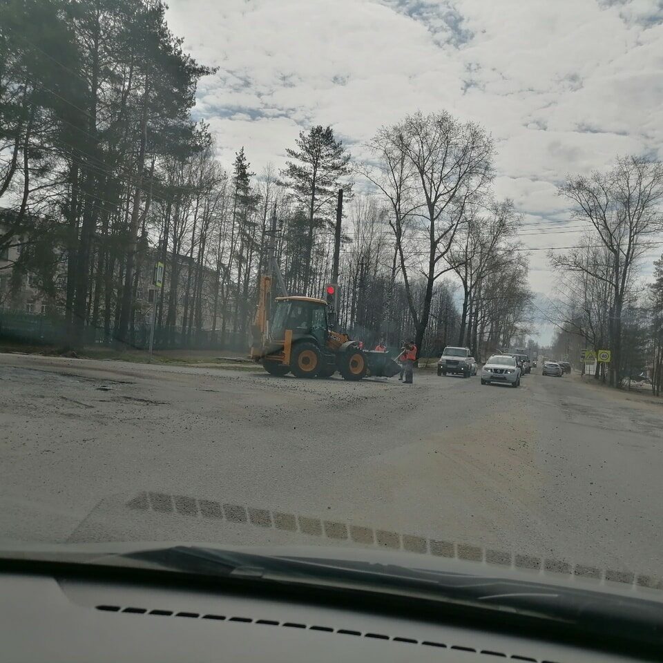 В Шарье активно латают ямки