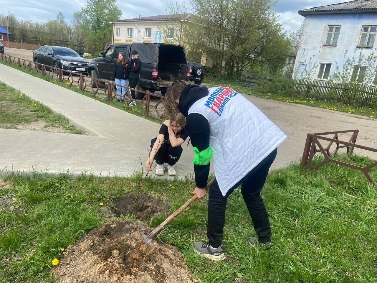 В Шарье клены дополнили «Сад памяти»