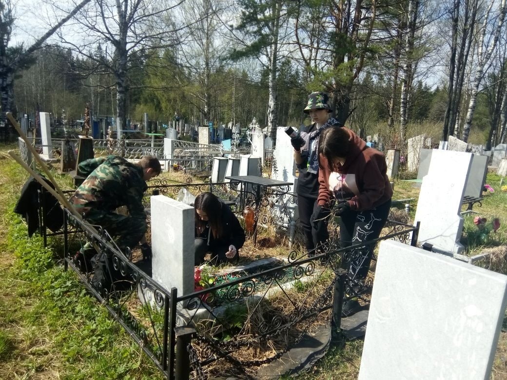 Шарьинские молодогвардейцы приводят могилы участников Великой Отечественной войны в порядок