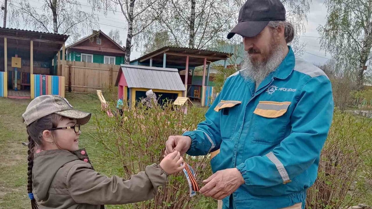 Юные шарьинцы раздают символы предстоящего праздника