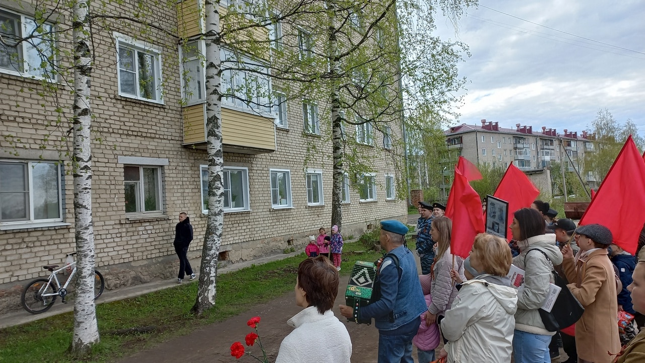 Шарьинские наследники Победы устроили концерт для ветерана