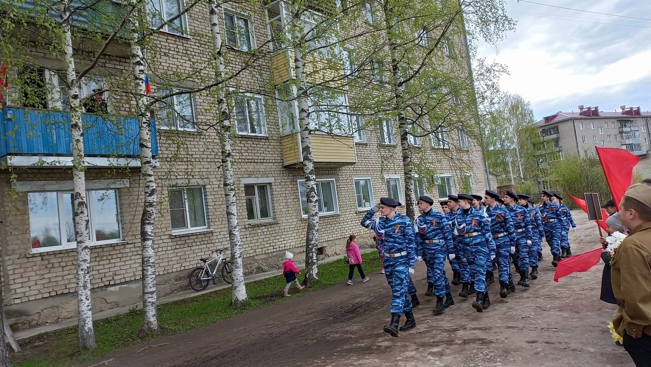 Шарьинские наследники Победы устроили концерт для ветерана