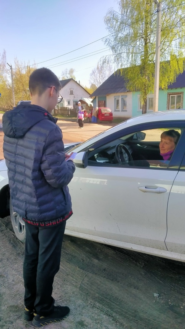 Юные шарьинцы раздают символы предстоящего праздника