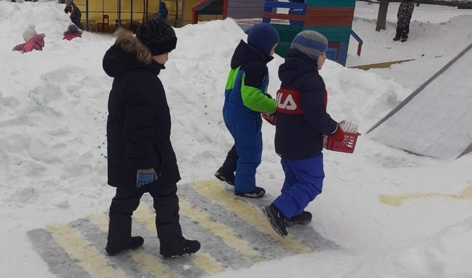 В Шарье педагоги дошкольного образования устраивают зимние забавы для детей