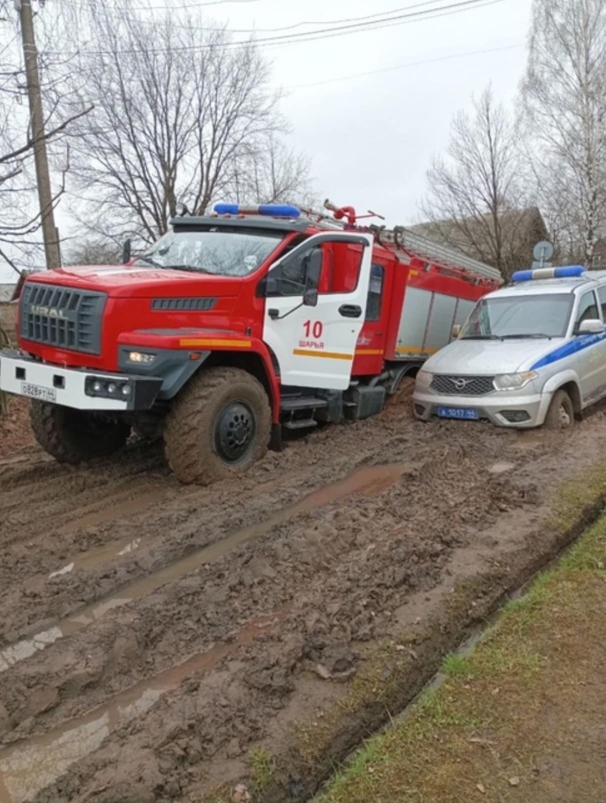 Полицейская и пожарная машины увязли в грязи на одной из улиц Шарьи