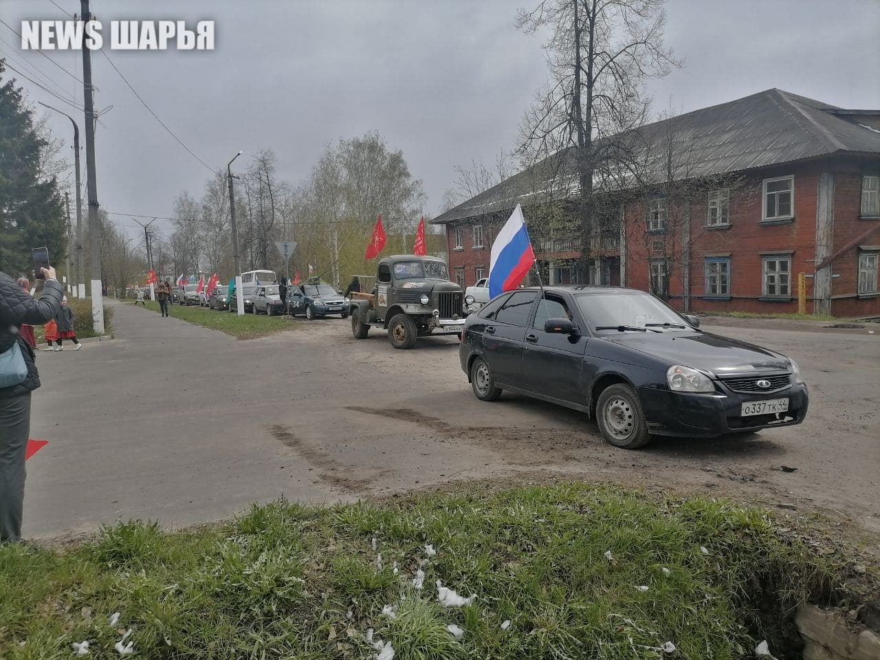 Автопробег в Шарье в честь 9 мая закончился встречей с автополицейскими