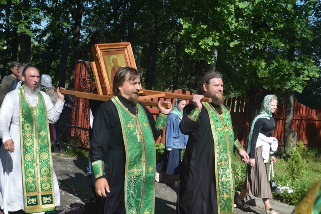 Епископ Галичский и Макарьевский встретил крестный ход в Шарье