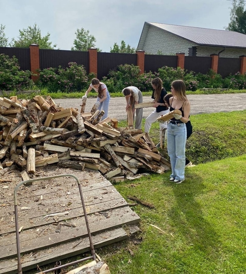 Студенты из Шарьи помогают пожилым землякам