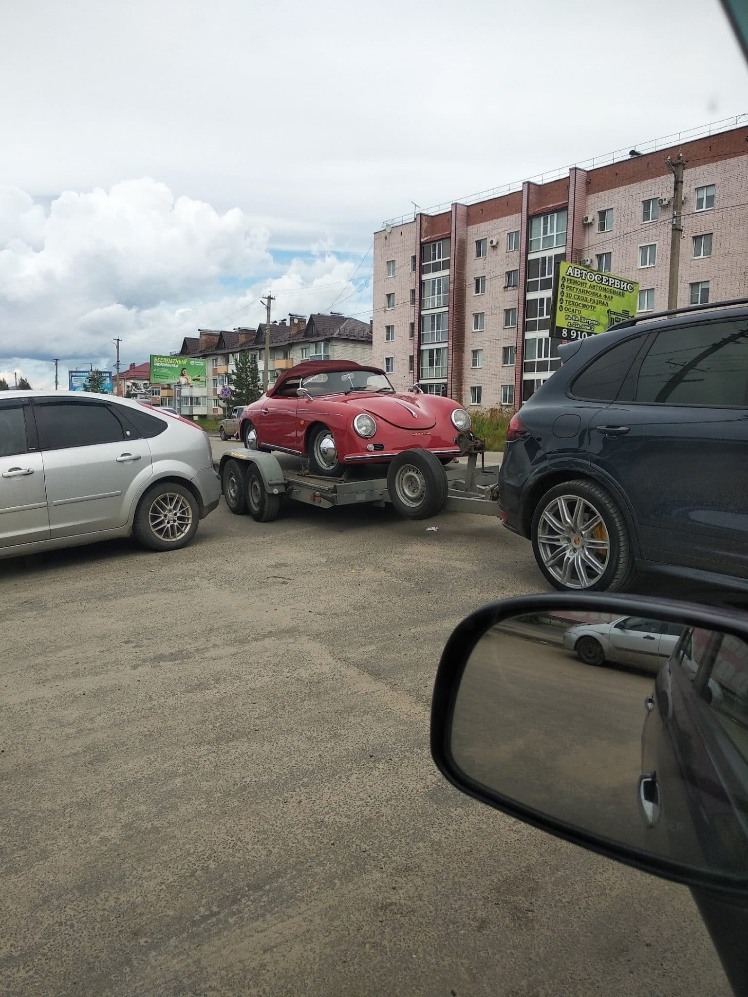 Ретро-автомобиль привел шарьинцев в восторг