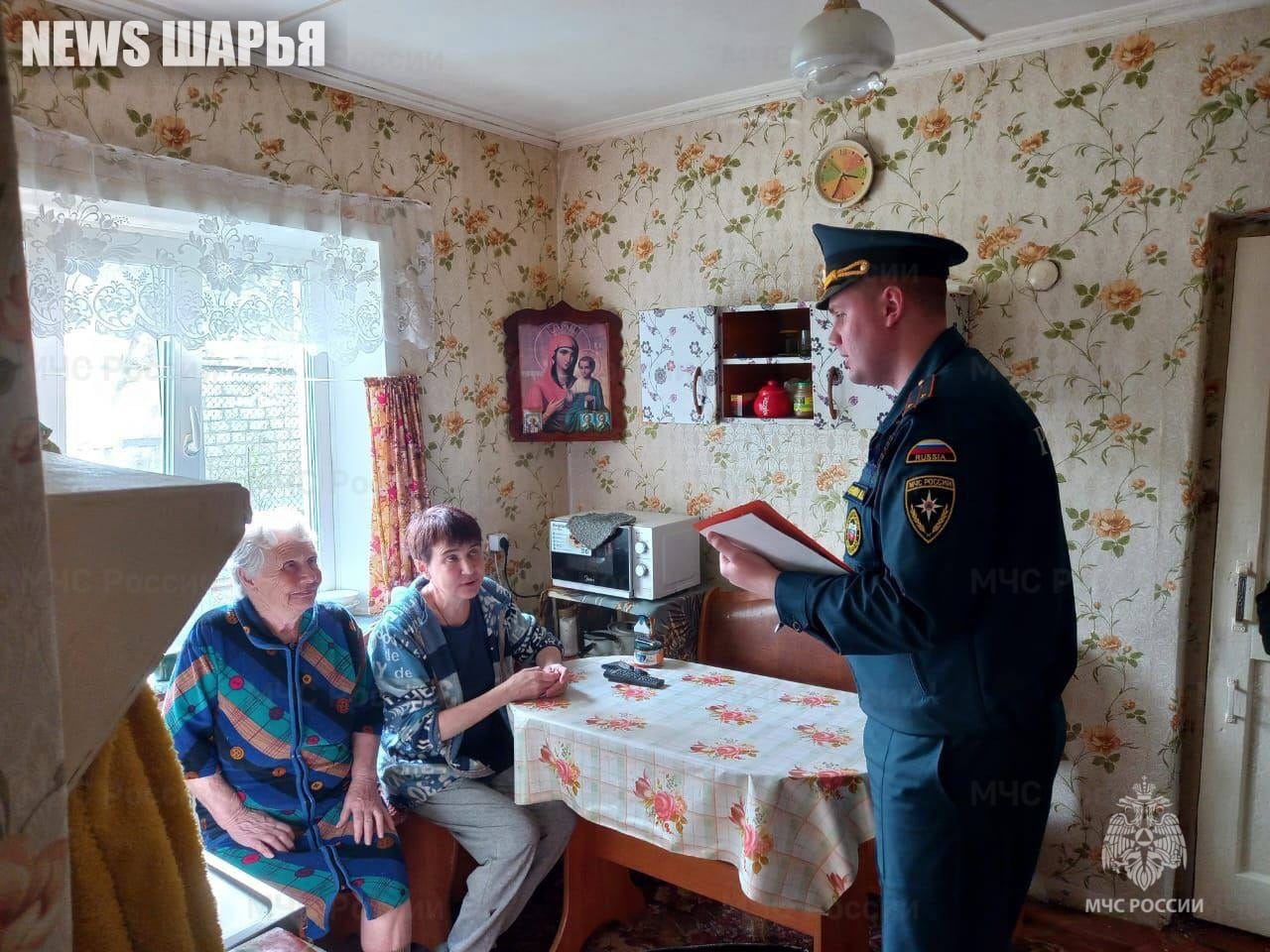 В Шарье пожарные обошли частные дома