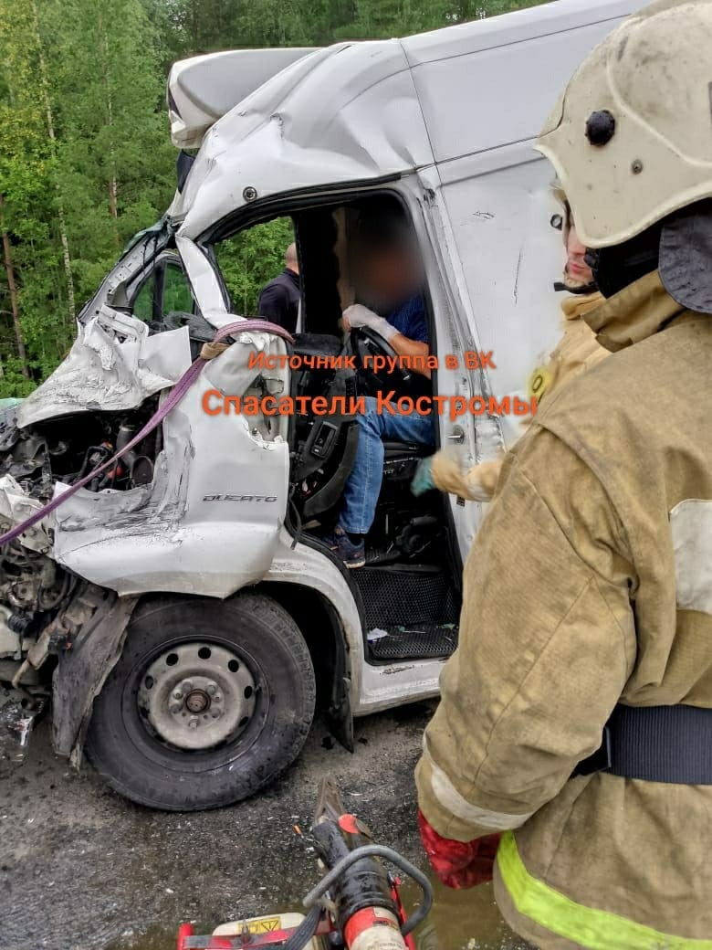 Автомобиль зажало между фур в Шарьинском районе