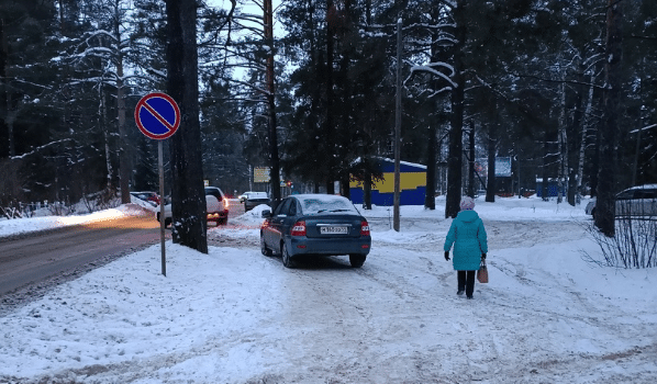 Шарьинцы требуют оградить один из пешеходных участков от автомобилей